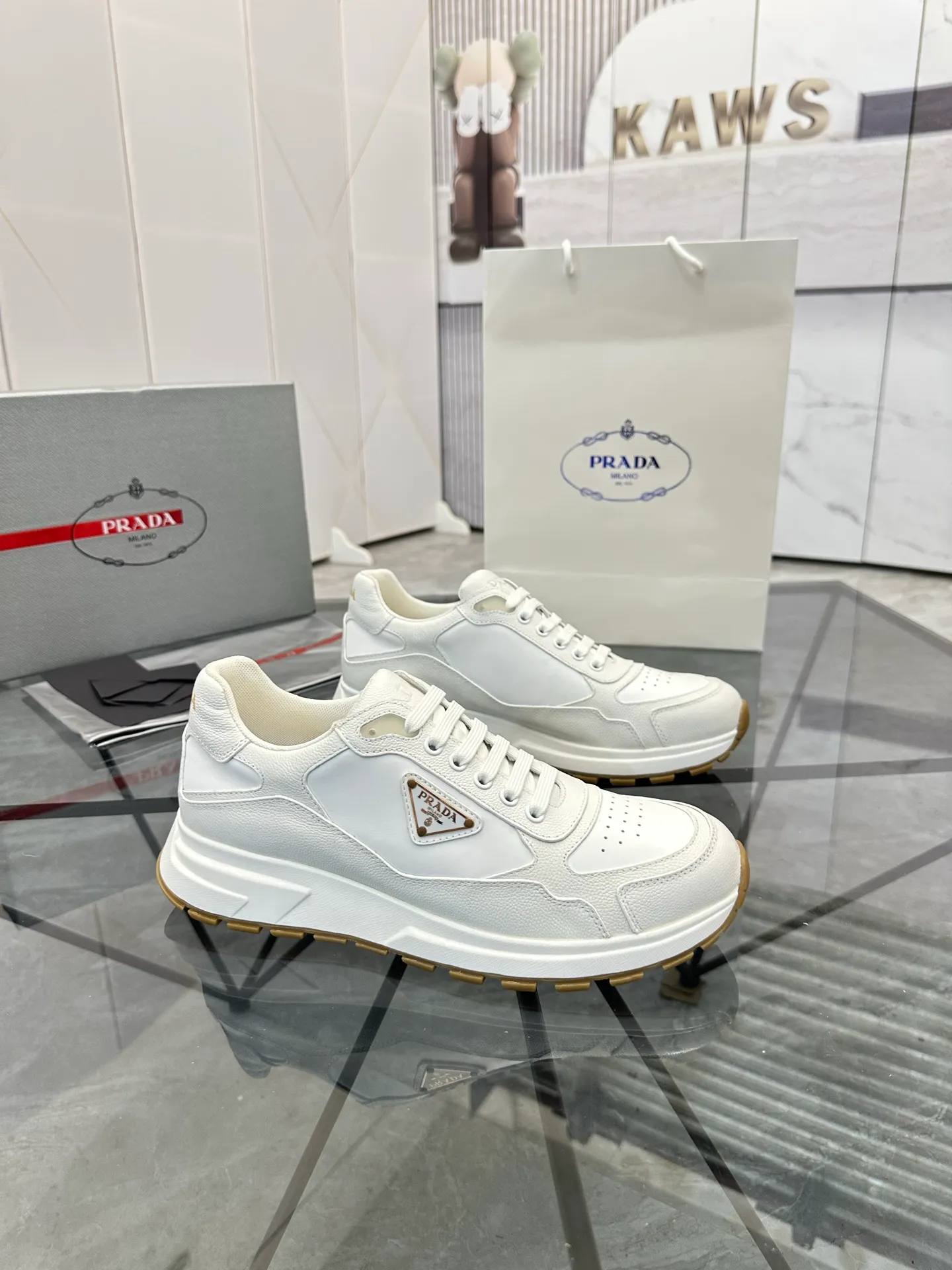 Men's shoes: 💰P600¥ High-end top quality Product trademark: Prada *"Prada*" low-top casual shoes Regular size: 38-45 (can be customized to 46) Product material: imported cowhide upper, breathable lining, cowhide foot pads, original ultra-light foam outsole. No.: 001